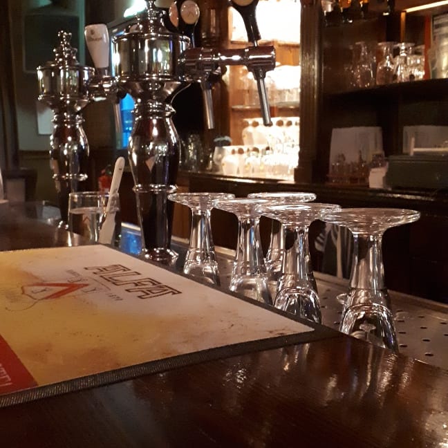 De taps op de bar met omgekeerde glazen ernaast