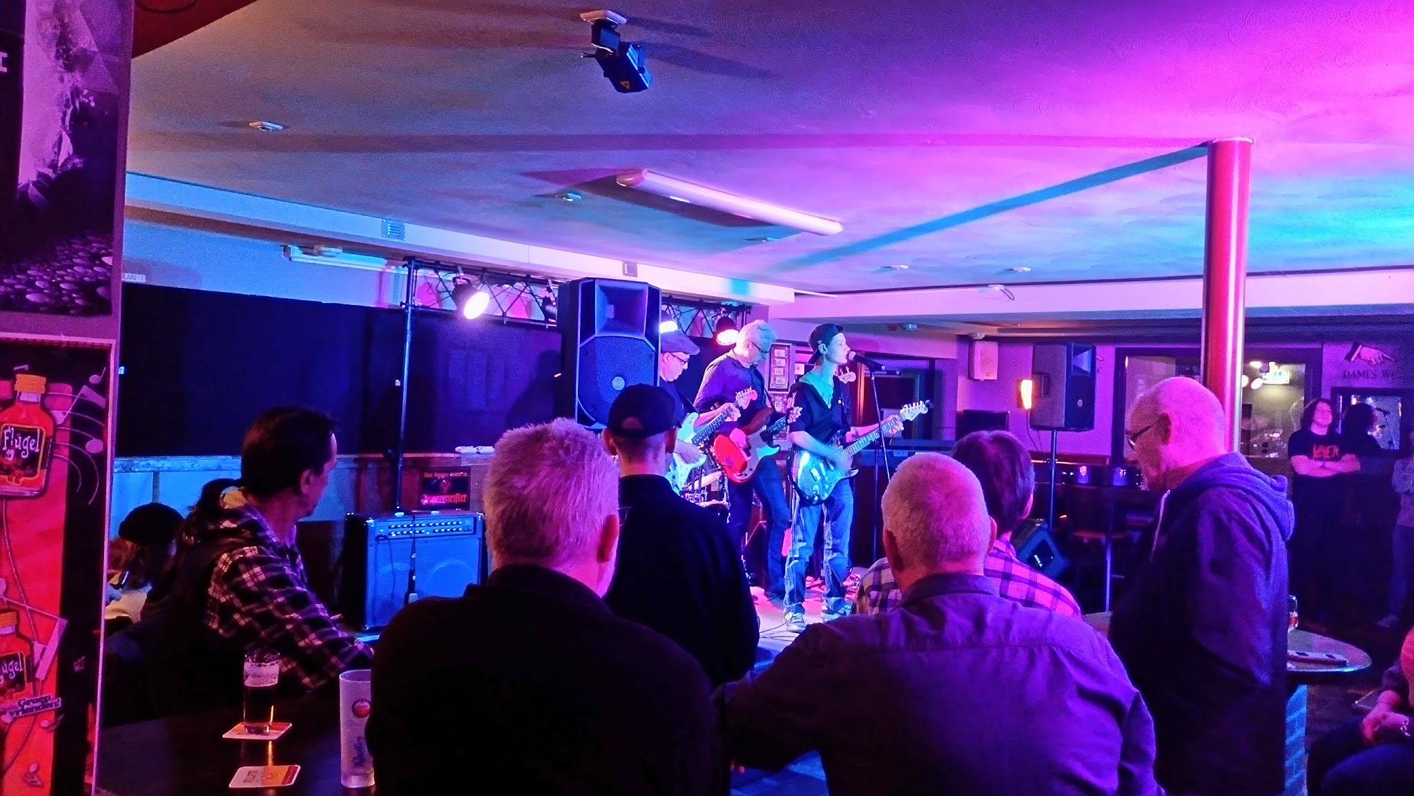 Een band op het podium achterin het café