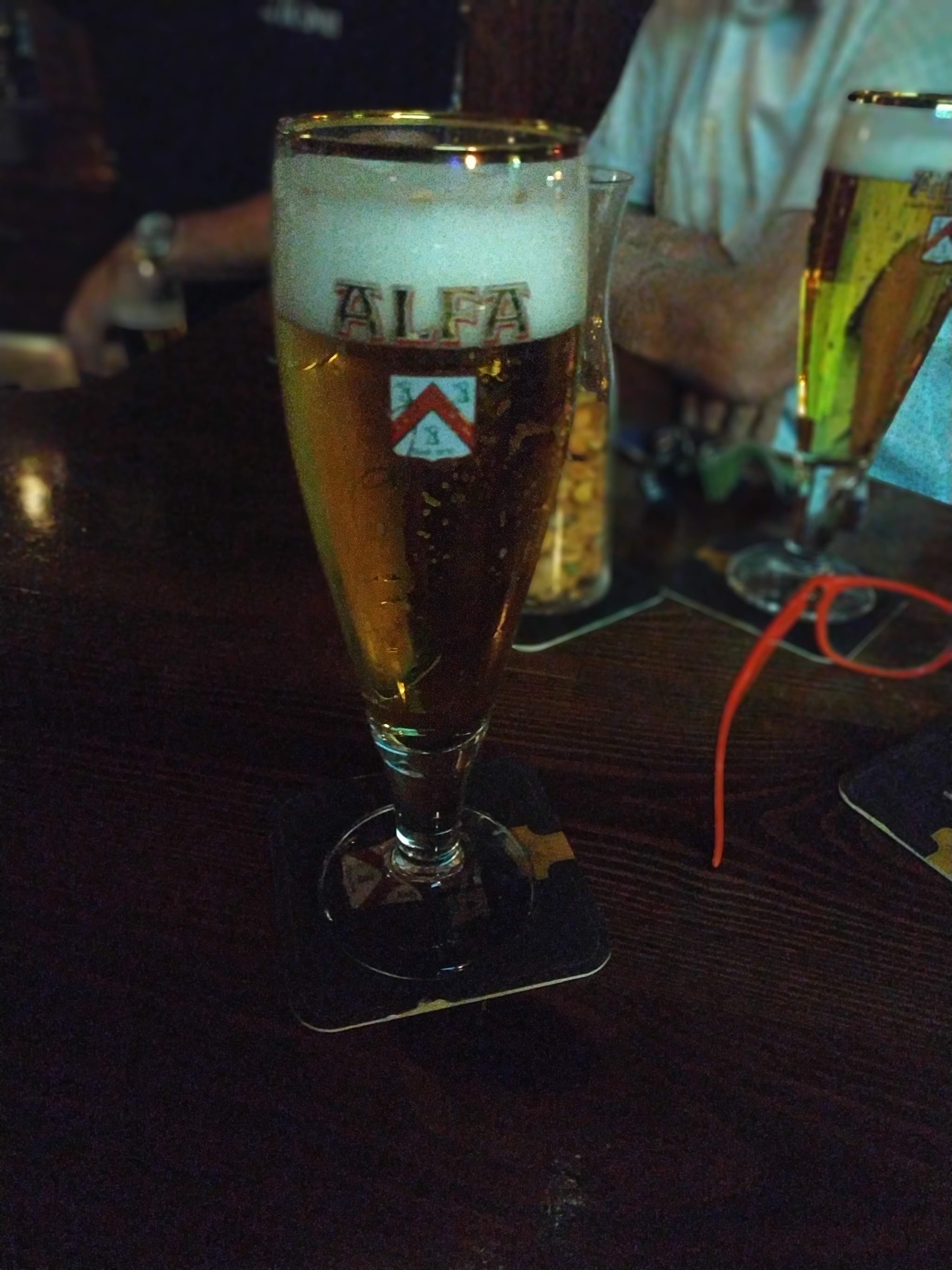 Een glas Alfa op tafel in het café