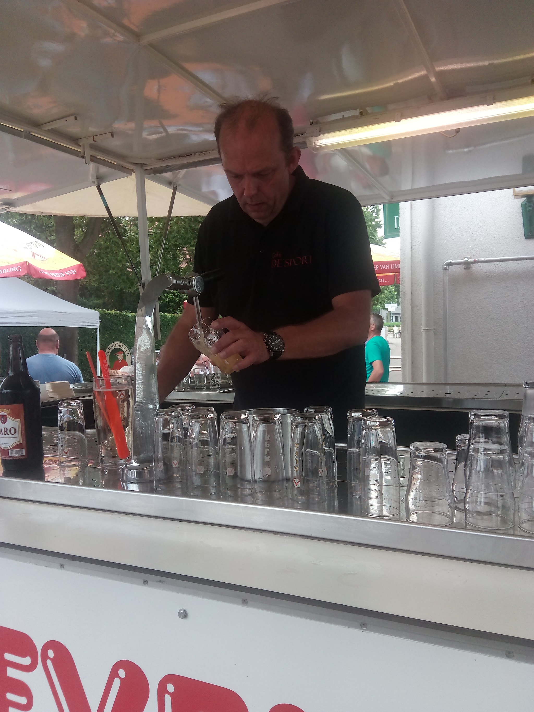 Buiten tappen tijdens een evenement achter het café
