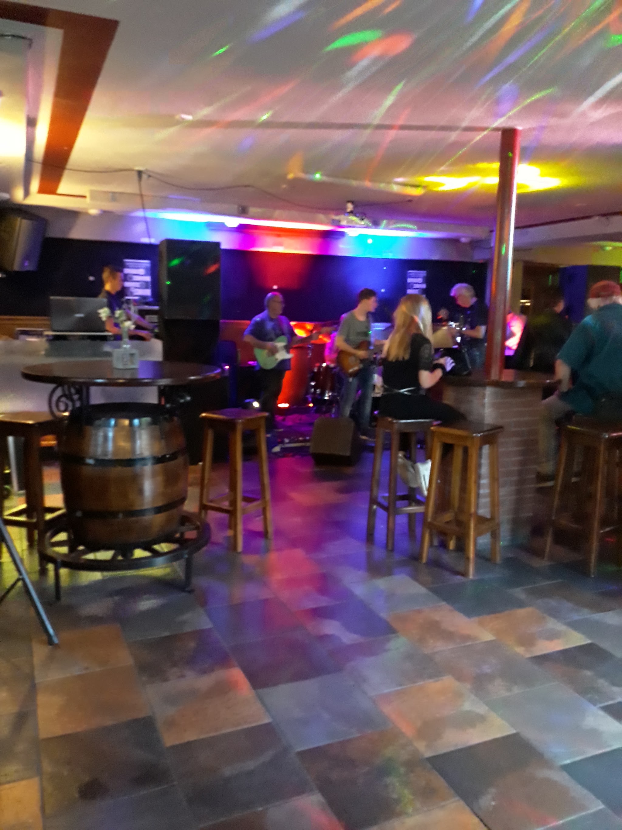 Live muziek, met de statafels van wijnvaten op de voorgrond