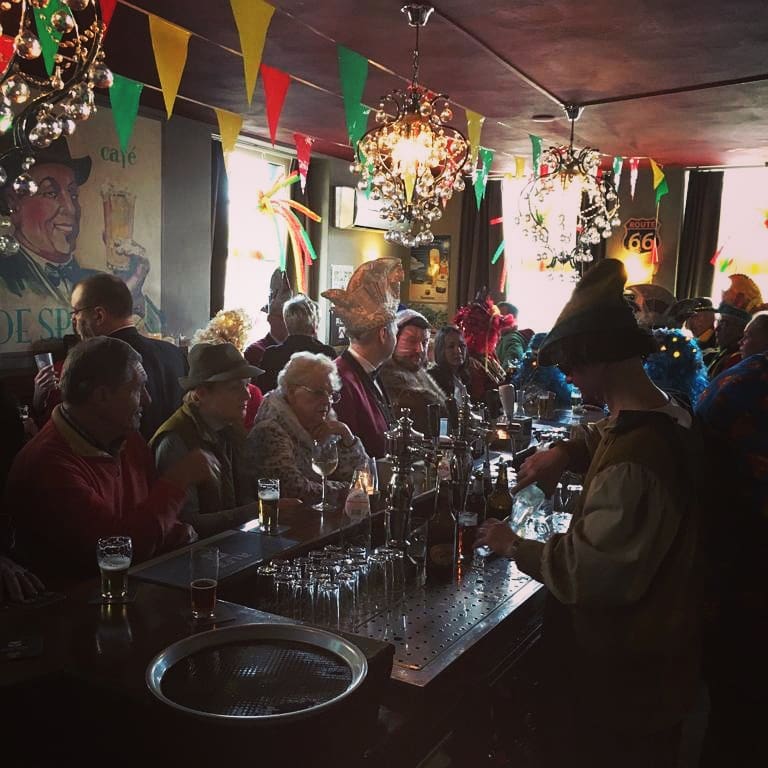 Carnaval aan de bar, met slingers in de Limburgse kleuren